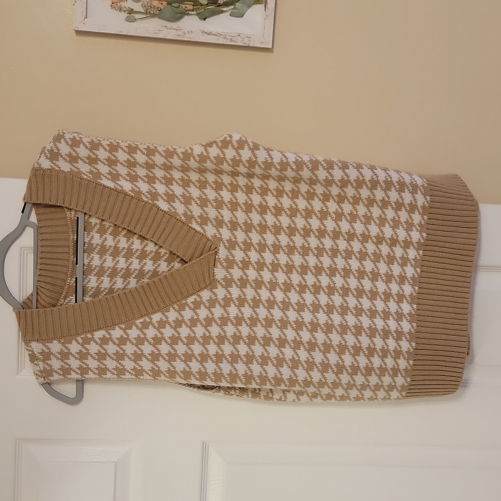In great condition V Neck sweater vest tunic,  70% Acrylic, 30% cotton